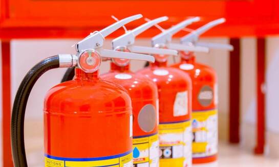 Jakie są wymagania bezpieczeństwa dla podręcznego sprzętu gaśniczego?