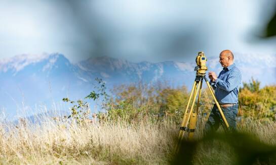 Jakie korzyści przynosi współpraca z doświadczonym geodetą?
