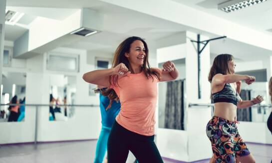 Skuteczne techniki rozgrzewki przed ćwiczeniami na biceps