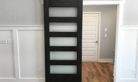 Nowoczesne drzwi loftowe – styl industrialny w Twoim wnętrzu