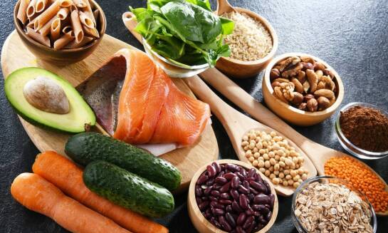 Zrównoważone źródła składników w produkcji batonów dla kotów