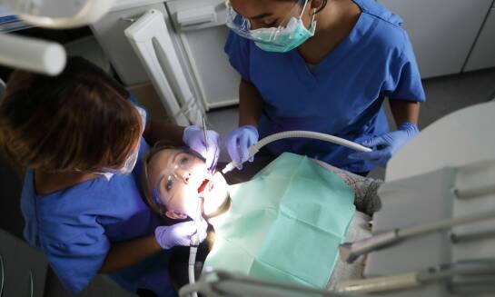 Częste pytania pacjentów dotyczące piaskowania zębów