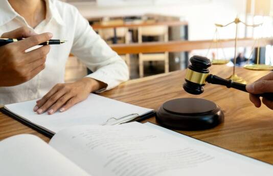 Jakie znaczenie ma wsparcie prawne dla osób oskarżonych o przestępstwa?