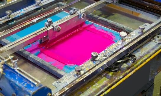 Personalizacja produktów przez sitodruk na warsztatach dla firm