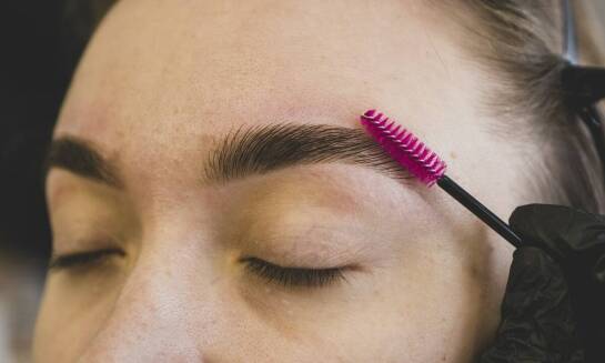 Jakie są przeciwwskazania do wykonania stylizacji brwi?