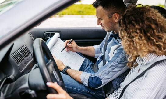 Jakie korzyści niesie ze sobą elastyczny harmonogram zajęć w auto szkole?