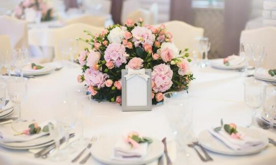 Zastosowanie falban stołowych w organizacji eventów – korzyści i możliwości dekoracyjne