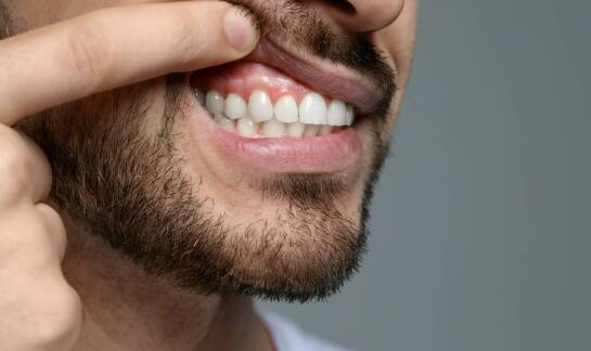 Implanty zębów a estetyka uśmiechu – co warto wiedzieć?