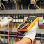 Jak dążyć do ciągłego doskonalenia w branży elektryki budowlanej?