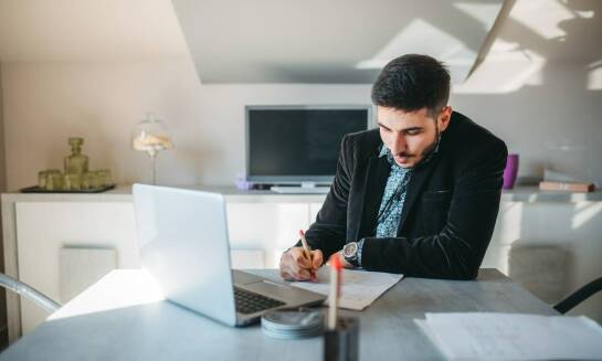 W jaki sposób notariusz wspiera klientów przy zamianie nieruchomości?