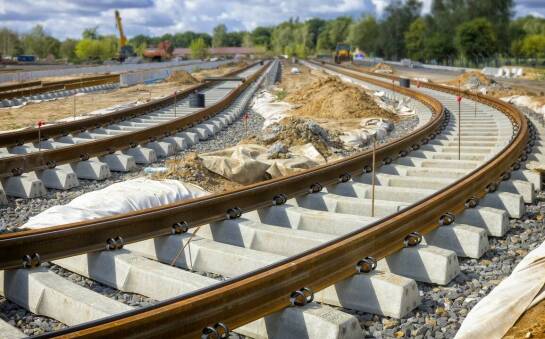 Jakie są kluczowe kryteria wyboru tłucznia kolejowego dla projektów infrastrukturalnych?