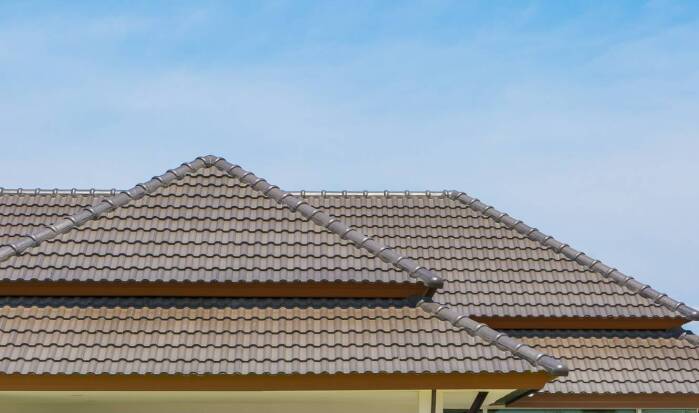 Jak ławy kominiarskie poprawiają bezpieczeństwo prac serwisowych na dachach z blachodachówki?