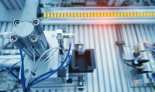 Automatyzacja w piaskarkach do metalu: Jak zwiększa wydajność produkcji?