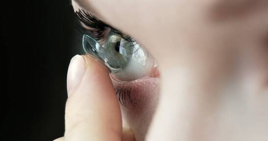 Najczęstsze błędy przy zakładaniu soczewek kontaktowych i jak ich unikać
