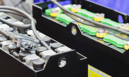 Jak wybór akumulatorów wpływa na zrównoważony rozwój transportu magazynowego?