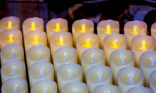 Znicze plastikowe a odporność na warunki atmosferyczne: co warto wiedzieć?