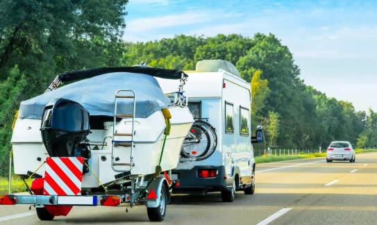 Jak wynajem przyczepy w Józefowie wpływa na komfort podróży?