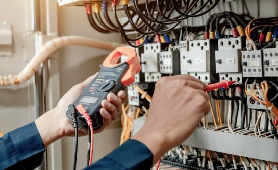 Niezawodność sprzętu elektrycznego dzięki regularnym pomiarom przez elektryka