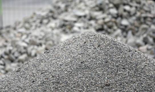 Alternatywy dla soli drogowej: kiedy sól luzem jest najlepszym wyborem?