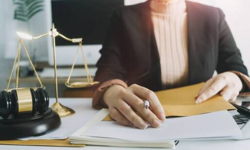 Jak adwokat pomaga w sprawach dotyczących zadośćuczynień za wypadki w pracy?