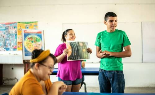 Jak fundacja wspiera rodziny dzieci z niepełnosprawnościami poprzez swoje programy?