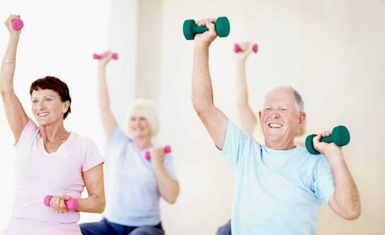 Jak dobrać odpowiednie urządzenia do ćwiczeń dla osób starszych?