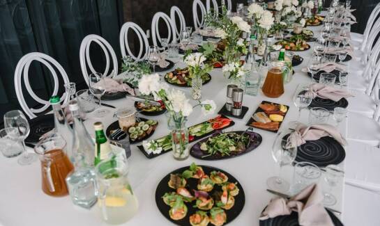 Organizacja bankietów we Wrocławiu: Jak zaskoczyć gości oryginalnym menu?