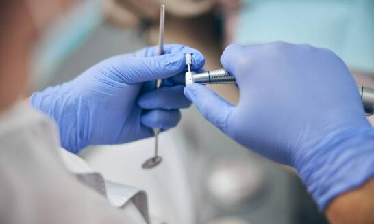 Jak stomatologia zachowawcza pomaga w odbudowie zębów?