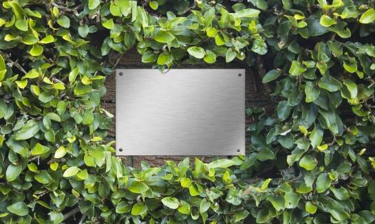 Szyldy metalowe na zamówienie: jak podkreślają prestiż marki?