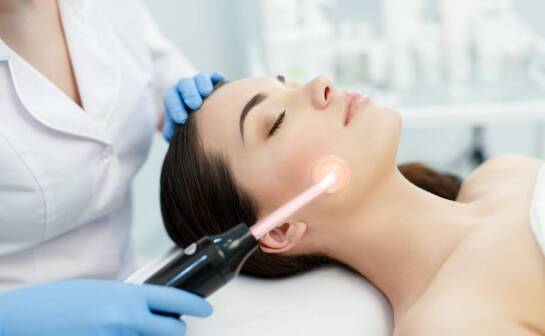 Jak nowoczesne technologie wspierają procesy odmładzania skóry?