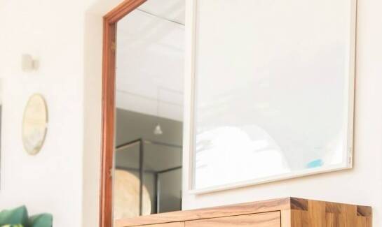 Jak komoda antyk może uzupełnić współczesne wnętrze?