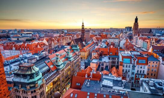 Jakie pokoje noclegowe oferują hotele we Wrocławiu dla dużych rodzin?