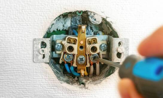 Przeróbki instalacji elektrycznych: co oferujemy w ramach remontu