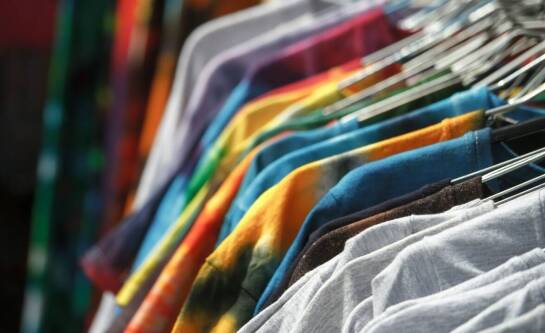 Gdzie kupić sukienki ciążowe w sklepach stacjonarnych i online?