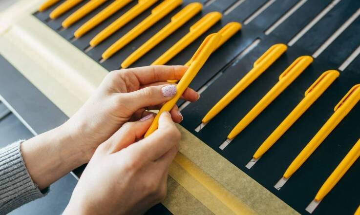 Długopisy reklamowe z nadrukiem: personalizacja jako klucz do sukcesu marketingowego