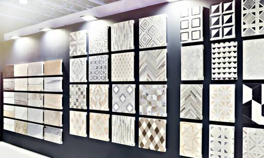 Montaż stoisk targowych z wykorzystaniem nowoczesnych technologii multimedialnych