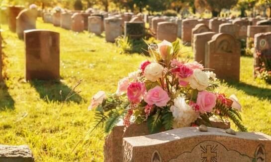 Jakie są główne korzyści z wyboru nagrobków granitowych?