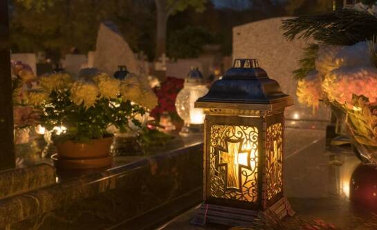 Symbolika w projektach nagrobków – jak ją zastosować?