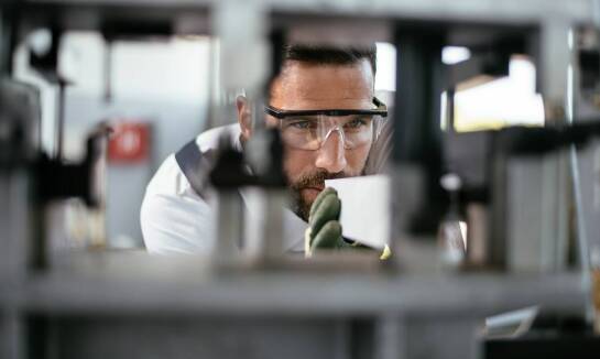 Jak wybrać idealne męskie okulary ochronne do pracy w trudnych warunkach?