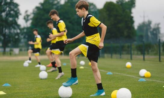 Treningi piłkarskie dla dzieci: jakie są dostępne poziomy zaawansowania?
