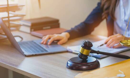 Jakie są kroki podejmowane przez mecenasa w postępowaniach sądowych?