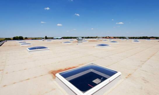 Plisy do okien dachowych - praktyczne rozwiązania dla trudnych miejsc