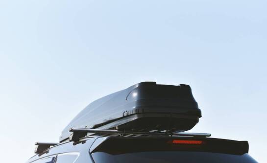 Co obejmuje usługa dostarczenia pojazdu w wyznaczone miejsce?