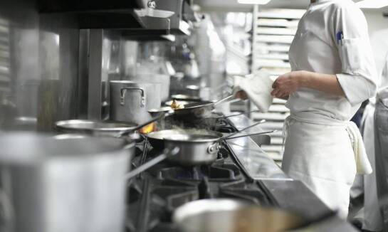 Jakie są kluczowe cechy odzieży ochronnej dla pracowników gastronomii?