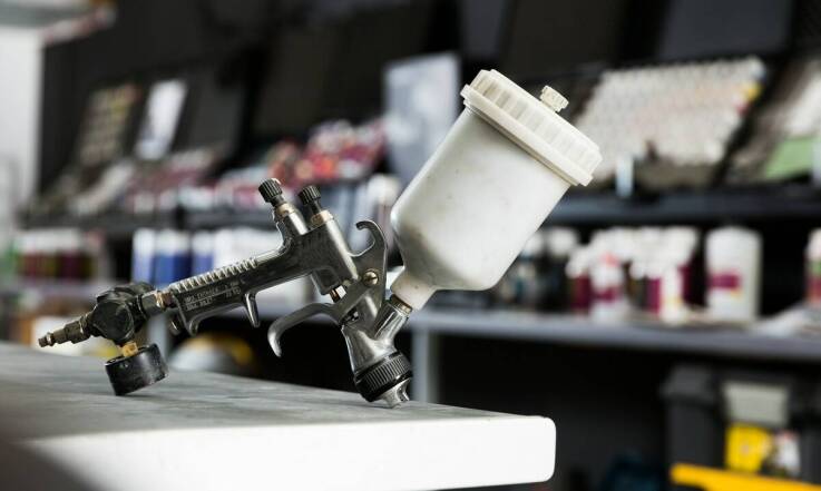 Jakie akcesoria są niezbędne przy aplikacji farb przemysłowych?
