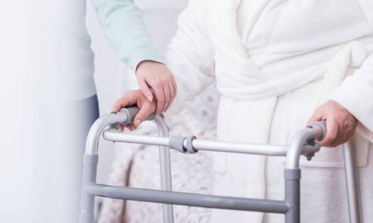 Wybór sprzętu rehabilitacyjnego dla seniorów – na co zwrócić uwagę?