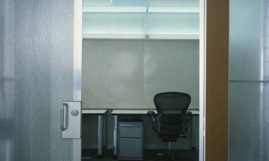 Jak piaskowanie wpływa na funkcjonalność szklanych drzwi?