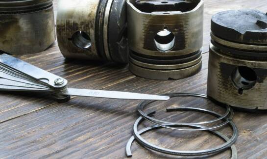 Cennik kompresorów tłokowych: co wpływa na jego zróżnicowanie?