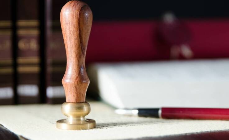 Poświadczenia notarialne – dlaczego są niezbędne w umowach spółek?