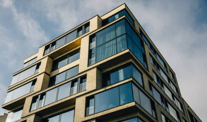 Bezpieczeństwo a fasady aluminiowe: jakie rozwiązania są dostępne na rynku?